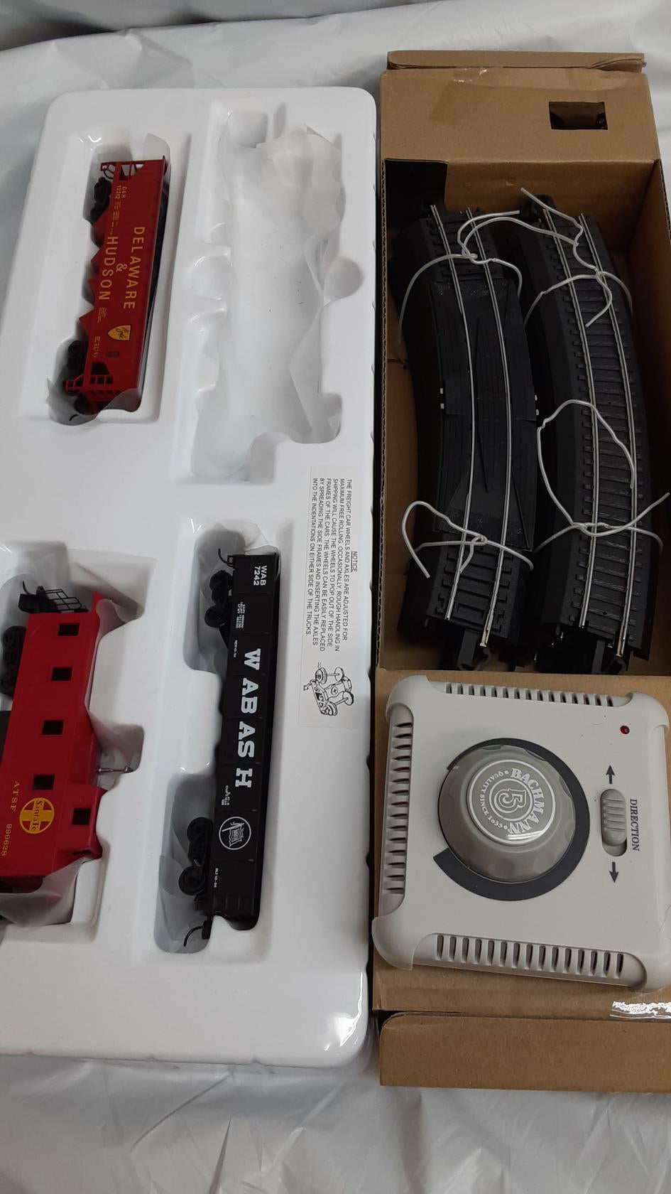 Bachmann Trains - Santa Fe Flyer Ready (Missing Front Coach) AS SEEN IN PHOTO