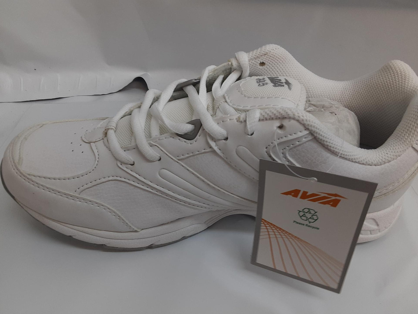 AVIA Women's A325W Walking Shoes, Size 9.5 Medium -White -Slip Resistant