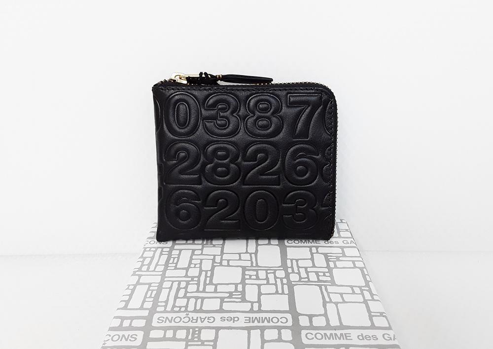 Comme Des Garçons Zipped Coin Purse Wallet Embossed Numbers SA310ED (Black)