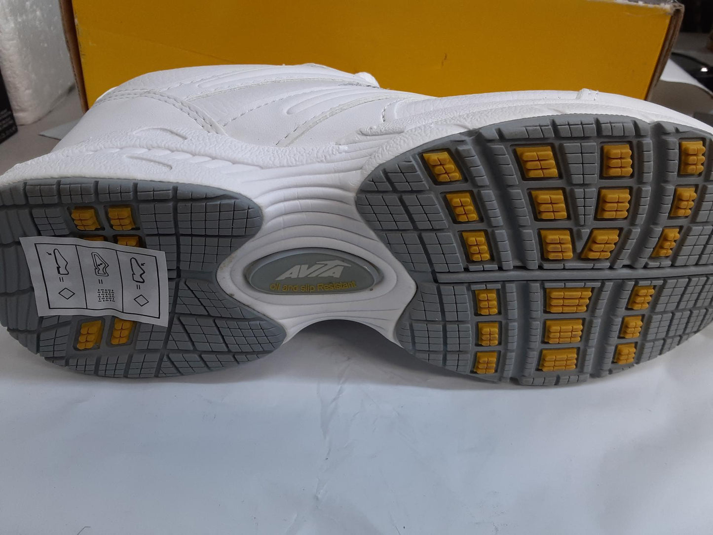Avia Walking White  Slip Resistant Sneakers Womens Size 7.5 Medium 3252