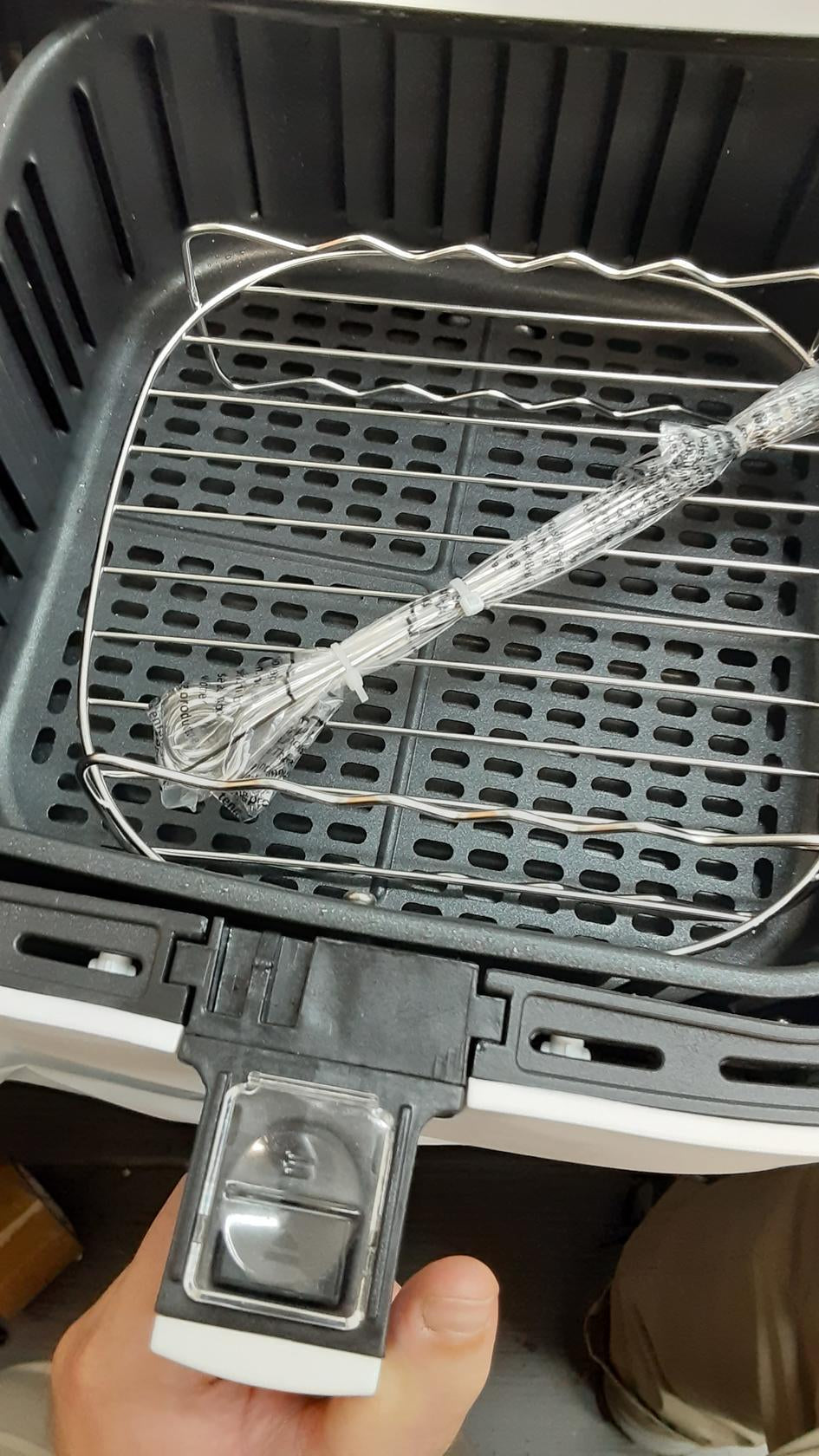 Cosori 5 Qt Air Fryer, Simple 1 Touch, Recipe Book, Shake Reminder (USED)